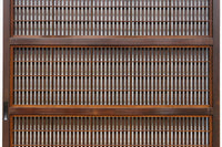 幅920ミリ 無双窓作りの腰板で和の面持ちある格子戸 F8622 在庫4枚