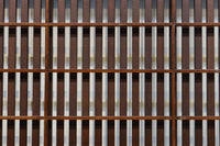 幅920ミリ 無双窓作りの腰板で和の面持ちある格子戸 F8622 在庫4枚