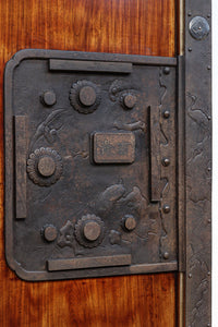 幅1195ミリ 美しい色艶に大振り重厚金具を添えた気品漂う庄内蔵戸 G2463