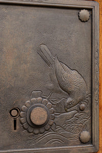 幅1195ミリ 美しい色艶に大振り重厚金具を添えた気品漂う庄内蔵戸 G2463