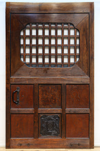 変わりデザイン‼ 升格子窓と鶴亀の絵柄が浮かぶ金具で風情漂う蔵戸 G2478