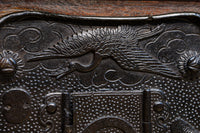 変わりデザイン‼ 升格子窓と鶴亀の絵柄が浮かぶ金具で風情漂う蔵戸 G2478