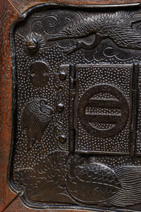 変わりデザイン‼ 升格子窓と鶴亀の絵柄が浮かぶ金具で風情漂う蔵戸 G2478