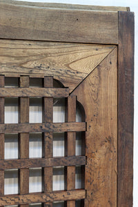 変わりデザイン‼ 升格子窓と鶴亀の絵柄が浮かぶ金具で風情漂う蔵戸 G2478