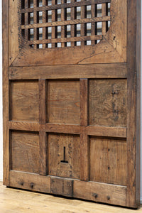 変わりデザイン‼ 升格子窓と鶴亀の絵柄が浮かぶ金具で風情漂う蔵戸 G2478