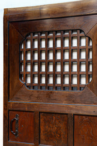 変わりデザイン‼ 升格子窓と鶴亀の絵柄が浮かぶ金具で風情漂う蔵戸 G2478