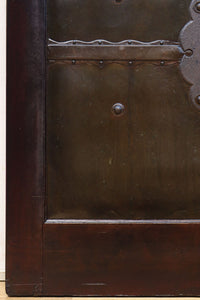 幅1150ミリ、高さ2010ミリ 時代を経た鉄素材が味わい深い総欅富山蔵戸 G2531