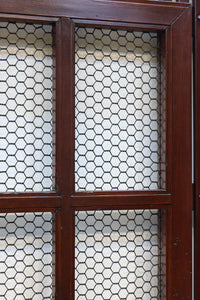 幅1163ミリ、高さ2020ミリ 網入りの小窓を設けた風情ある格子蔵戸 G2533