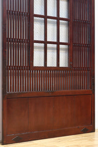 幅1163ミリ、高さ2020ミリ 網入りの小窓を設けた風情ある格子蔵戸 G2533