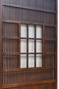 幅1163ミリ、高さ2020ミリ 網入りの小窓を設けた風情ある格子蔵戸 G2533