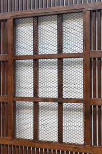 幅1163ミリ、高さ2020ミリ 網入りの小窓を設けた風情ある格子蔵戸 G2533