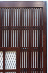 幅1163ミリ、高さ2020ミリ 網入りの小窓を設けた風情ある格子蔵戸 G2533