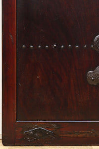 幅1093ミリ 赤みを帯びた色彩に巾着金具が味わいをもたらす総欅富山蔵戸 G2535