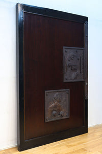 幅1236ミリ 縁起物を描いた迫力の金具が存在感を放つ重厚な庄内蔵戸 G2538