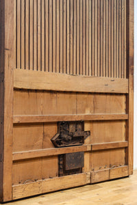 幅1349ミリ 美しい艶色に重厚な鉄板を施した貫禄漂う総欅富山蔵戸 G2539