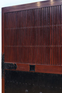 幅1349ミリ 美しい艶色に重厚な鉄板を施した貫禄漂う総欅富山蔵戸 G2539
