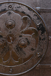 幅1178ミリ高さ2015ミリ!! 鉄金具を多用した重厚感溢れる総欅富山蔵戸 G2541