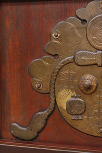 1026ミリ 上品な色艶に見事な真鍮製の巾着金具が佇む格子造りの富山蔵戸 G2543