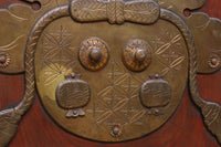 1026ミリ 上品な色艶に見事な真鍮製の巾着金具が佇む格子造りの富山蔵戸 G2543