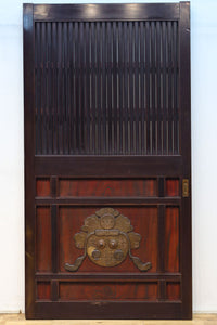 1026ミリ 上品な色艶に見事な真鍮製の巾着金具が佇む格子造りの富山蔵戸 G2543