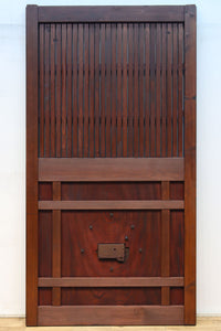 1026ミリ 上品な色艶に見事な真鍮製の巾着金具が佇む格子造りの富山蔵戸 G2543