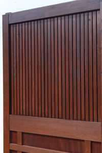 1026ミリ 上品な色艶に見事な真鍮製の巾着金具が佇む格子造りの富山蔵戸 G2543