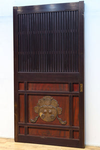 1026ミリ 上品な色艶に見事な真鍮製の巾着金具が佇む格子造りの富山蔵戸 G2543