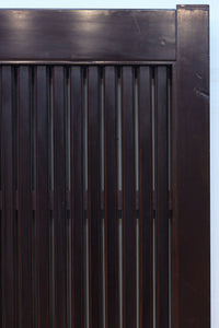 1026ミリ 上品な色艶に見事な真鍮製の巾着金具が佇む格子造りの富山蔵戸 G2543