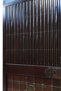 幅1148ミリ 帯鉄格子と巾着金具で貫録のある縦格子富山蔵戸 G2555