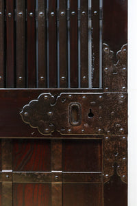 幅1148ミリ 帯鉄格子と巾着金具で貫録のある縦格子富山蔵戸 G2555