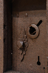 幅1118ミリ 裏表で雰囲気の変わる重厚な総欅蔵戸 G2558