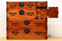 雄大な欅杢目を桜金具が美しく飾り立てる米沢衣裳箪笥 BB2372