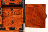 雄大な欅杢目を桜金具が美しく飾り立てる米沢衣裳箪笥 BB2372