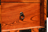雄大な欅杢目を桜金具が美しく飾り立てる米沢衣裳箪笥 BB2372