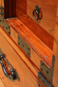 雄大な欅杢目を桜金具が美しく飾り立てる米沢衣裳箪笥 BB2372