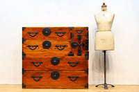 雄大な欅杢目を桜金具が美しく飾り立てる米沢衣裳箪笥 BB2372