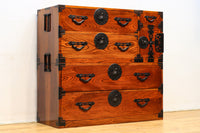 雄大な欅杢目を桜金具が美しく飾り立てる米沢衣裳箪笥 BB2372