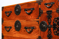 雄大な欅杢目を桜金具が美しく飾り立てる米沢衣裳箪笥 BB2372