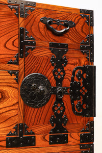 雄大な欅杢目を桜金具が美しく飾り立てる米沢衣裳箪笥 BB2372