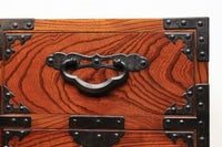 雄大な欅杢目を桜金具が美しく飾り立てる米沢衣裳箪笥 BB2372