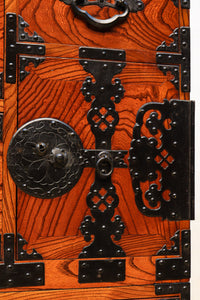 雄大な欅杢目を桜金具が美しく飾り立てる米沢衣裳箪笥 BB2372