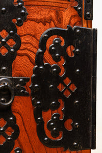 雄大な欅杢目を桜金具が美しく飾り立てる米沢衣裳箪笥 BB2372