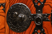 雄大な欅杢目を桜金具が美しく飾り立てる米沢衣裳箪笥 BB2372