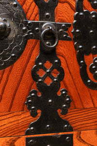 雄大な欅杢目を桜金具が美しく飾り立てる米沢衣裳箪笥 BB2372