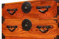 雄大な欅杢目を桜金具が美しく飾り立てる米沢衣裳箪笥 BB2372