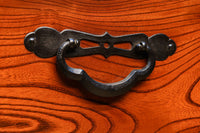 雄大な欅杢目を桜金具が美しく飾り立てる米沢衣裳箪笥 BB2372