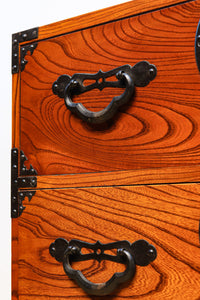 雄大な欅杢目を桜金具が美しく飾り立てる米沢衣裳箪笥 BB2372