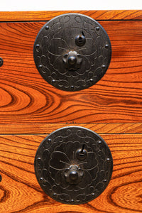 雄大な欅杢目を桜金具が美しく飾り立てる米沢衣裳箪笥 BB2372