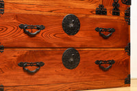 雄大な欅杢目を桜金具が美しく飾り立てる米沢衣裳箪笥 BB2372