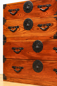 雄大な欅杢目を桜金具が美しく飾り立てる米沢衣裳箪笥 BB2372